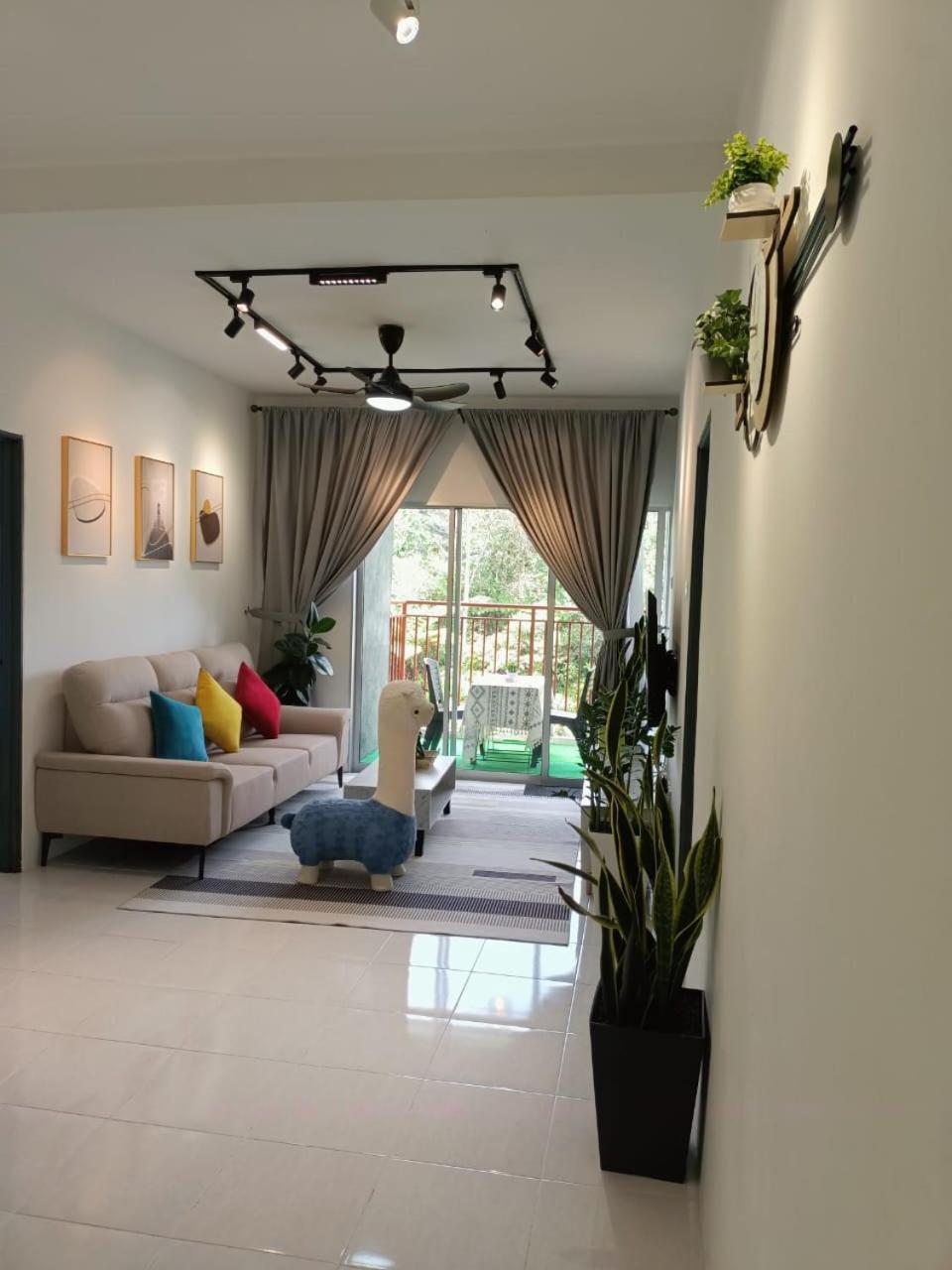 Dream 5 @ Emerald Avenue Apartment *